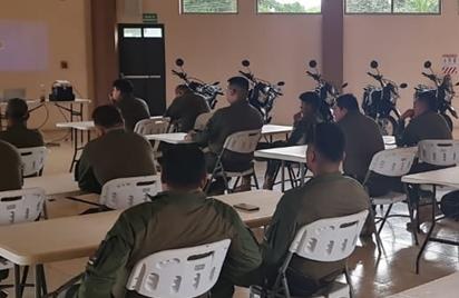 Oficiales en una sesión de capacitación en el aula
