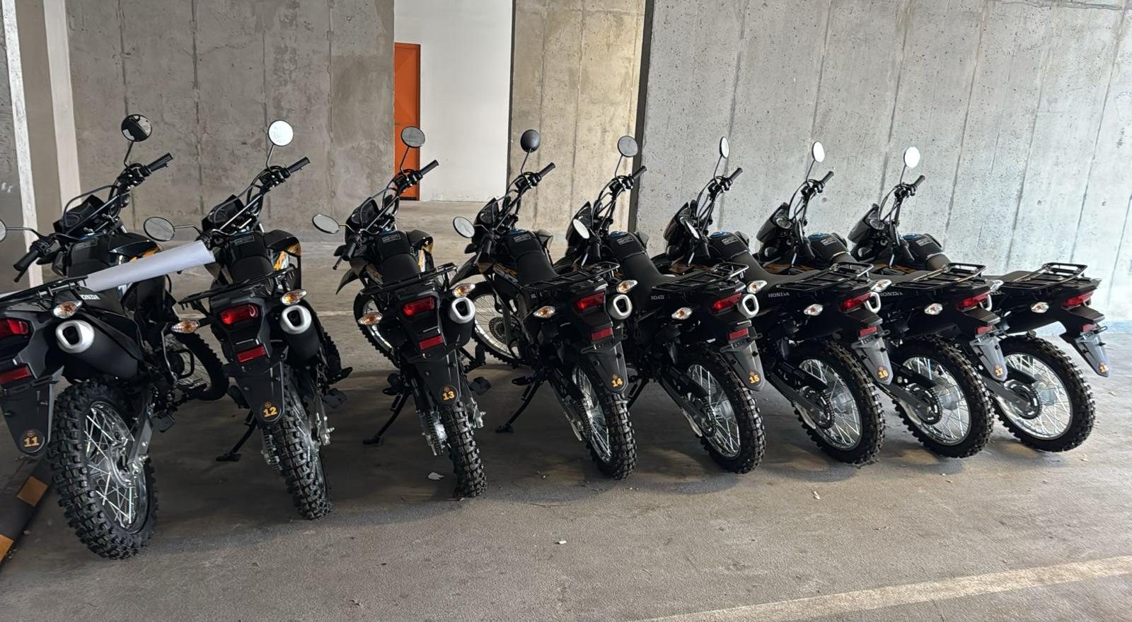 Flota de motocicletas de la empresa estacionadas en fila